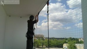 Siatki na balkon na koty na ptaki