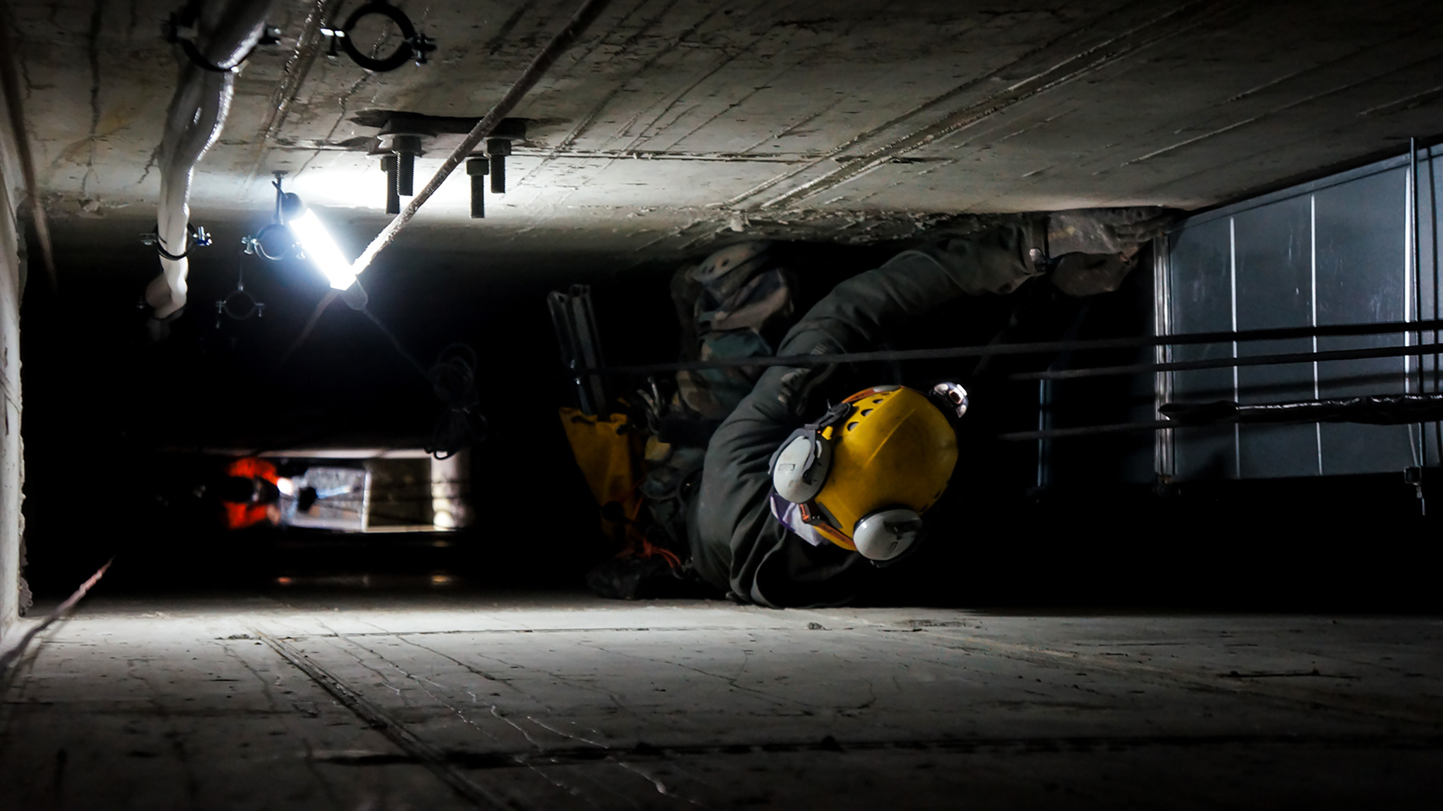 Montaż wysokościowy Warszawa. Usługi i prace wysokosciowe. Montaż siatek, piorunochronów, systemów bezpieczeństwa, montaż i instalacja na wysokości.